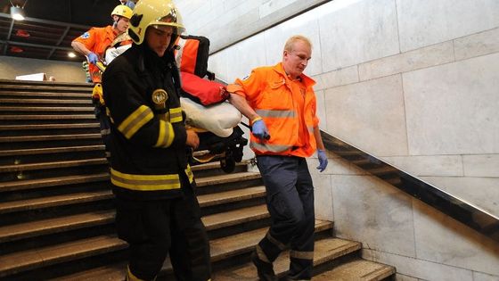Žena skokem pod metro zastavila na hodinu provoz