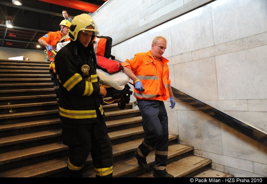 Pád ženy pod metro na Hlavním nádraží