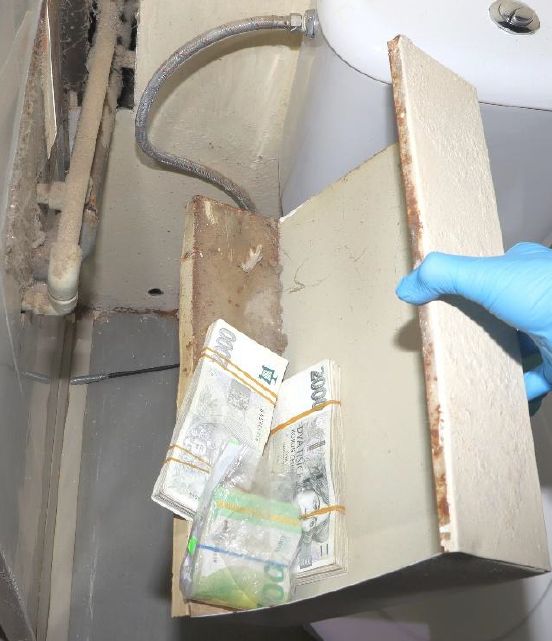 Moravskoslezští kriminalisté z toxi-týmu zasáhli proti výrobcům drog na Frýdecko-Místecku a Ostravsku. Během domovní prohlídky objevili i střelné zbraně. | Foto: KŘP Moravskoslezského kraje, Policie ČR