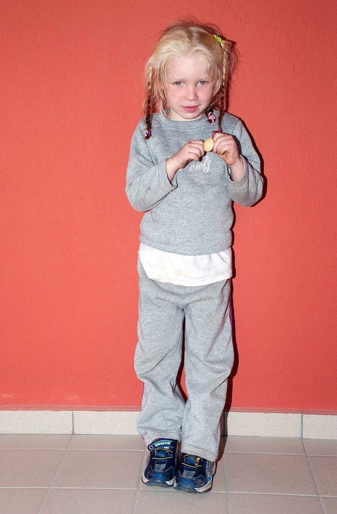 8 Titulek: "L'ange blond" : Une fillette de 4 ans prénommée Maria retrouvée Popis: "L'ange blond" : Une fillette de 4 ans prénommée Maria a été retrouvée la semaine derničre chez un couple de Roms a Farsala, lors d’un banal contrôle de police dans une zone suspectee pour trafic de drogue. Les tests ADN ont montré que le couple avec qui vivait la petite fille n'étaient pas ses parents biologiques. La justice a placé en détention provisoire, lundi, les faux parents de la fillette. Le couple est accusé d’enlčvement. La police essaie maintenant de retrouver les vrais parents du petit ange blond. Handout photo provided by the Hellenic Police, is a four-year-old girl reportedly named Maria, who was found living with a Roma couple in central Greece, on October 21, 2013 in Athens, Greece. The Roma couple are due to appear in court today in Larissa, Greece, on charges of abducting the young girl, who was found on Wednesday October 16th, 2013, at a Roma settlement near Farsala in central during a police raid of the area for suspected drug trafficking.