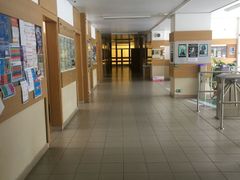 Chodby i třídy chebského gymnázia zejí v těchto týdnech kvůli vládním opatřením prázdnotou.