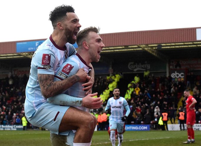 Fotbalisté West Hamu Jarrod Bowen a Ryan Fredericks se radují z gólu.