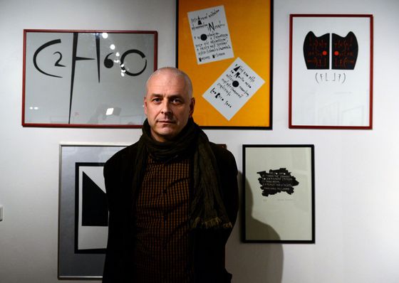 Viktor Karlík na snímku ze starší výstavy svých děl v pražské Galerii Montmartre, 2014.
