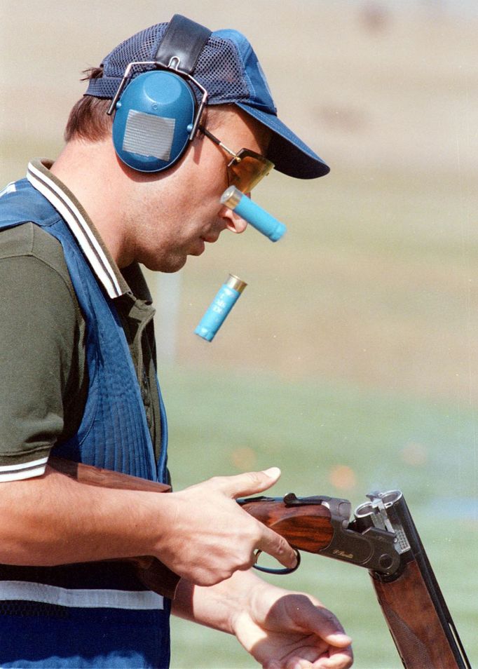 Český střelec Petr Málek během stříbrného zápolení ve skeetu na LOH 2000 v Sydney.