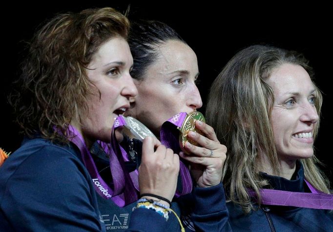 Olympijské medailistky v šermu - Italky: zlatá Elisa Di Francisca, stříbrná Arianna Errigo a bronzová Valentina Vezzali na OH 2012 v Londýně.