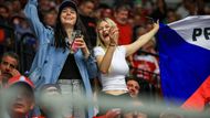 České fanynky v zápase proti Dánsku na MS v hokeji 2025 v Herningu