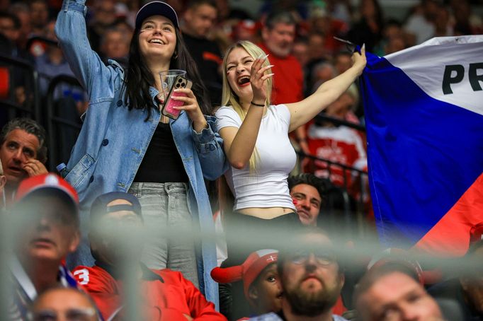 České fanynky v zápase proti Dánsku na MS v hokeji 2025 v Herningu