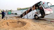 Chán Júnis, Pásmo Gazy: Palestinci prohlížejí trosky Evropské nemocnice poškozené izraelským náletem.