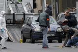 Policejní vyšetřovatel na místě střelby. Policie zatím nepotvrdila souvislost mezi tímto incidentem a středečním atentátem na redakci satirického týdeníku Charlie Hebdo.