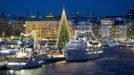 A 36-metre tall Christmas tree is lit up in central Stockholm December 2, 2012. REUTERS/Claudio Bresciani/Scanpix Sweden (SWEDEN - Tags: SOCIETY CITYSCAPE) NO COMMERCIAL SALES. THIS IMAGE HAS BEEN SUPPLIED BY A THIRD PARTY. IT IS DISTRIBUTED, EXACTLY AS RECEIVED BY REUTERS, AS A SERVICE TO CLIENTS. SWEDEN OUT. NO COMMERCIAL OR EDITORIAL SALES IN SWEDEN Published: Pro. 2, 2012, 4:12 odp.