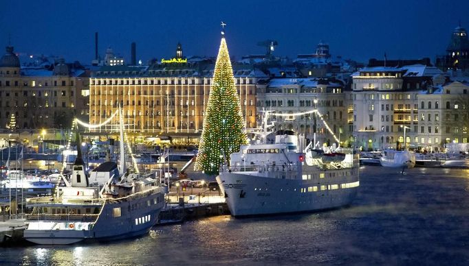 A 36-metre tall Christmas tree is lit up in central Stockholm December 2, 2012. REUTERS/Claudio Bresciani/Scanpix Sweden (SWEDEN - Tags: SOCIETY CITYSCAPE) NO COMMERCIAL SALES. THIS IMAGE HAS BEEN SUPPLIED BY A THIRD PARTY. IT IS DISTRIBUTED, EXACTLY AS RECEIVED BY REUTERS, AS A SERVICE TO CLIENTS. SWEDEN OUT. NO COMMERCIAL OR EDITORIAL SALES IN SWEDEN Published: Pro. 2, 2012, 4:12 odp.