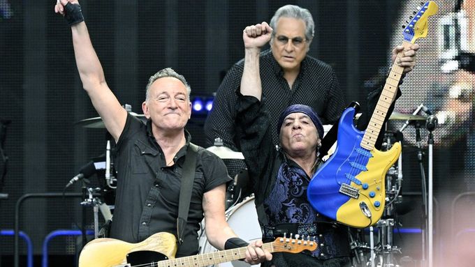 Na konci skladby Dancing In The Dark si Bruce Springsteen ve Vídni jedním pohybem dramaticky roztrhl košili. Foto: AFP / Profimedia.cz