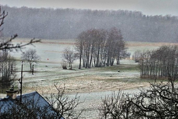 Vydatně sypalo ráno i ve Zlínském kraji. Déšť se sněhem a silný nárazový vítr. Teplota těsně nad nulou. Komárno, okr. Kroměříž, Zlínský kraj