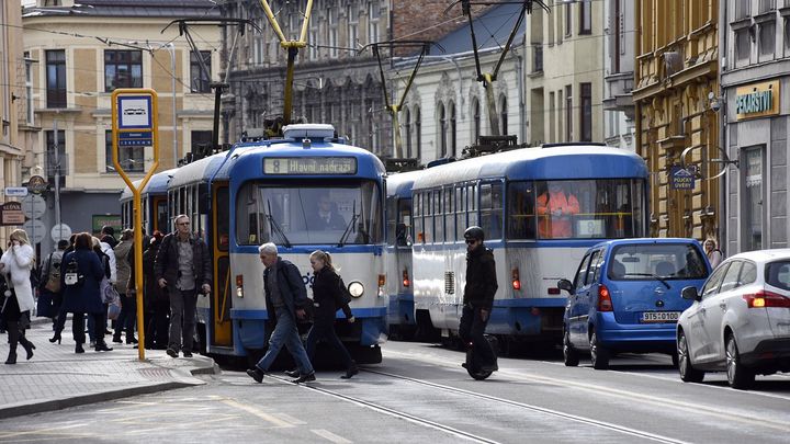 Staršího muže srazila na zastávce v Ostravě tramvaj, nehodu nepřežil