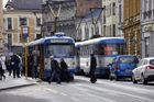 Staršího muže srazila na zastávce v Ostravě tramvaj, nehodu nepřežil