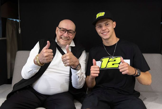 Marc-Oswald van der Straten-Ponthoz, majitel týmu Marc VDS Racing, a Filip Salač po podpisu smlouvy