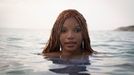 Halle Bailey jako Ariel.