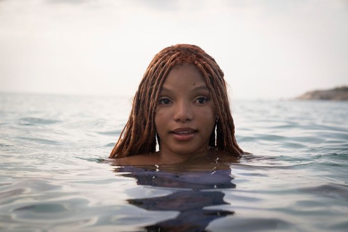 Halle Bailey jako Ariel.