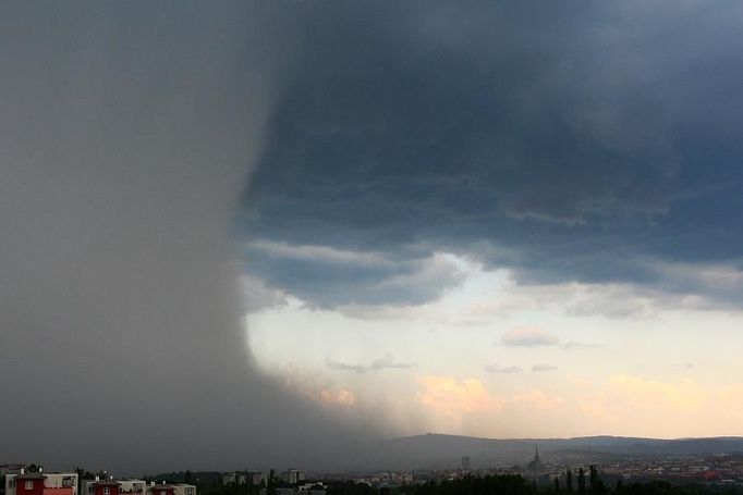 Zde dne 18. 6. 2012: "Plzní se aktuálně prohnala velmi silná bouřka. V některých částech města padaly i kroupy o velikosti 1 cm. Vítr dosahoval v nárazech rychlosti až 80 km/h."