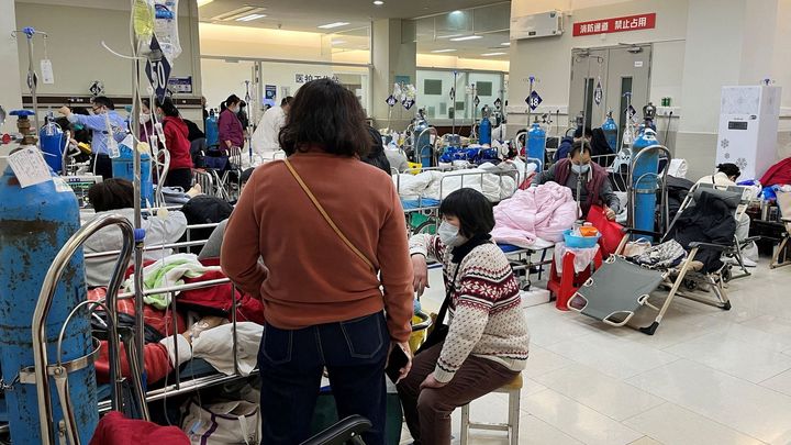 Čína vypadá jako na začátku pandemie: Krematoria nestíhají, nemocnice jsou přeplněné; Zdroj foto: Reuters