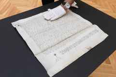 Národní knihovna vystaví vzácný pergamen z roku 1406, vydražila ho za 18,2 milionu