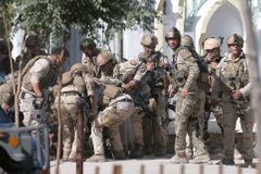 Na mešitu v Kábulu zaútočili ozbrojenci z Islámského státu. Zemřelo 28 lidí, mezi mrtvými jsou děti