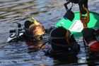Foto: Potápěči cvičně krotili na Vltavě únik nebezpečné látky. Ostrých výjezdů měli letos už desítky