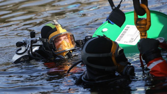 Foto: Potápěči cvičně krotili na Vltavě únik nebezpečné látky. Ostrých výjezdů měli letos už desítky