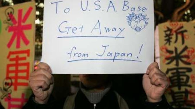 Fotografie z protestů proti přítomnosti amerických vojáků v Japonsku.