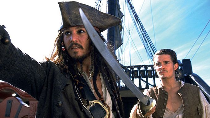 Johnny Depp a Orlando Bloom v Pirátech z Karibiku.