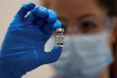 Očkování je jedinou cestou pro návrat k normálu, říkají vědci z Univerzity Karlovy