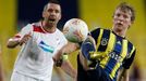 Fotbal Evropská liga, Fenerbahce - Plzeň: Dirk Kuijt (vpravo) - Pavel Horváth