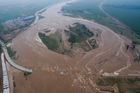 Obří záplavy v Číně. Domovy muselo opustit 16 milionů lidí, jsou desítky mrtvých