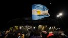 Fanoušci si připomínají památku zesnulého Diega Armanda Maradony (Neapol, stadion San Paolo)