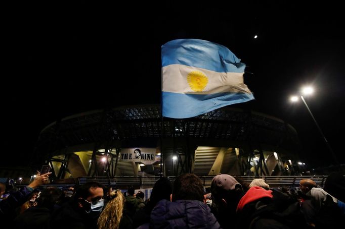 Fanoušci si připomínají památku zesnulého Diega Armanda Maradony (Neapol, stadion San Paolo)