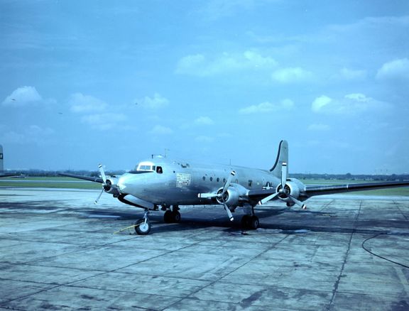 Stroj Douglas VC-54C Skymaster, který využíval prezident Harry S. Truman. Snímek z roku 1947.