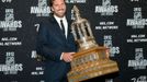 Hokejový brankář New York Rangers Henrik Lundqvist pózuje s Vezina Trophy během předávání trofejí NHL v Las Vegas za sezónu 2011/12.