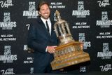 Hokejový brankář New York Rangers Henrik Lundqvist pózuje s Vezina Trophy pro nejlepšího brankáře NHL. Třetí švédský hráč, který si odnesl trofej měl výborné statistiky. V play-off, ale se svým týmem vypadl ve finále východní konference s New Jersey.