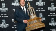 Hokejový brankář New York Rangers Henrik Lundqvist pózuje s Vezina Trophy pro nejlepšího brankáře NHL. Třetí švédský hráč, který si odnesl trofej měl výborné statistiky. V play-off, ale se svým týmem vypadl ve finále východní konference s New Jersey.