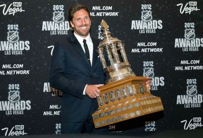 Hokejový brankář New York Rangers Henrik Lundqvist pózuje s Vezina Trophy během předávání trofejí NHL v Las Vegas za sezónu 2011/12.