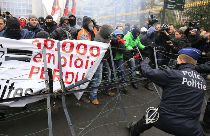 Belgian riot police try to block Arcelor Mittal workers from the Liege site from entering the zone where a political meeting is taking place, in Brussels January 25, 2013. ArcelorMittal, the world's largest steel producer, plans to shut a coke plant and six finishing lines at its site in Liege, Belgium, affecting 1,300 employees, the group said on Thursday. REUTERS/Yves Herman (BELGIUM - Tags: BUSINESS CIVIL UNREST EMPLOYMENT TPX IMAGES OF THE DAY) Published: Led. 25, 2013, 12:07 odp.