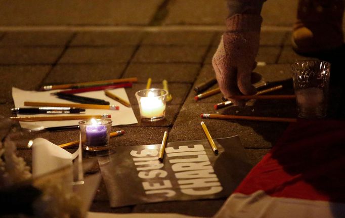 Lidé pokládají propisky a tužky jako projev soustrasti, Seattle, Washington