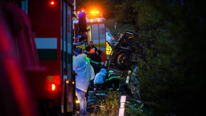 Řidič náklaďáku před nehodou možná sahal po mobilu. Slovensko oznámilo státní smutek