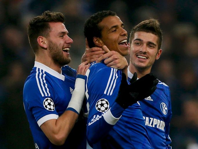 Adam Szalai, Joel Matip a Roman Neustaedter slaví gól Schalke 04