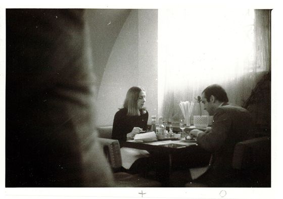 Fotka ze spisu Státní bezpečnosti. Richard Dearlovea tajná služba zachytila, jak je se svou ženou na obědě v restauraci U labutí na Hradčanském náměstí.