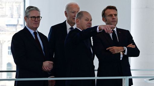 Schůzka v Berlíně. Zleva Keir Starmer, Joe Biden, Olaf Scholz a Emmanuel Macron.