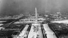 Letecký pohled na zasněžený Washington, D.C. s Lincolnovým památníkem a Washingtonovým monumentem, 31. prosince 1935.