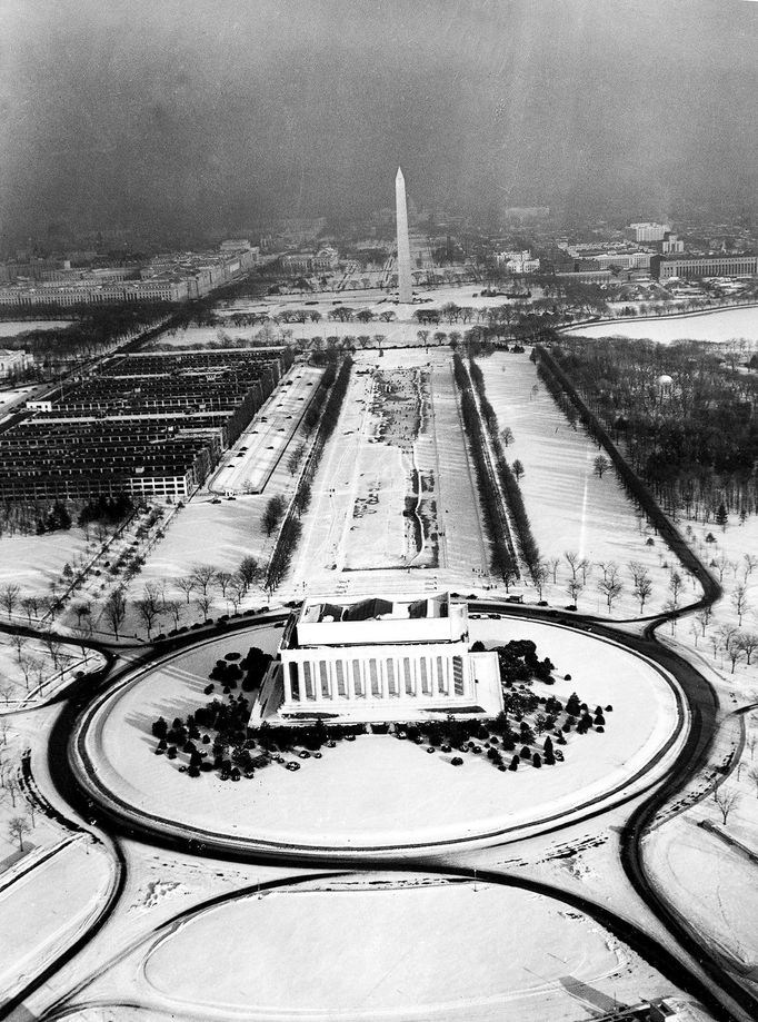 Letecký pohled na zasněžený Washington, D.C. s Lincolnovým památníkem a Washingtonovým monumentem, 31. prosince 1935.