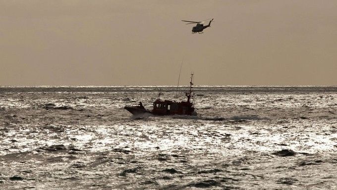 Záchranná helikoptéra hledá ztroskotaného dobrodruha poblíž španělských břehů