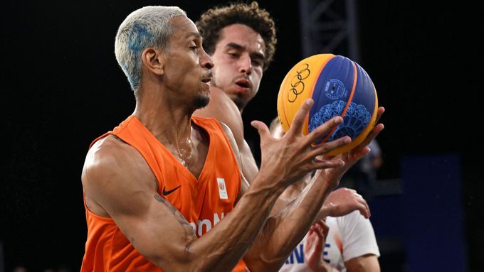 Nizozemec Worthy de Jong, hrdina finálového souboje v basketbalu 3x3 na OH 2024 v Paříži